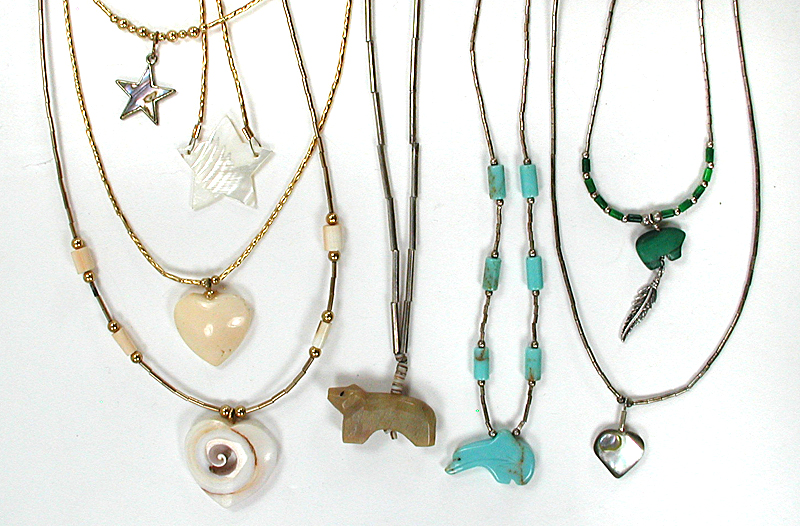 lot of Eight single-strand necklaces