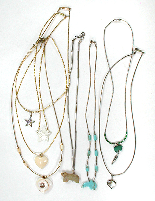 lot of Eight single-strand necklaces